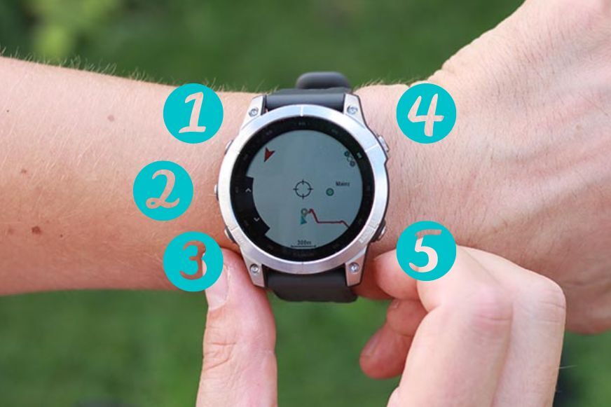 Man sieht die Garmin Fenix 7 am Arm. 